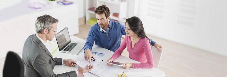 Foto Gibt es mehrere Kaufinteressenten, ber�t Sie das Immobilienkontor Peter Sattler bei der Auswahl des K�ufers. Sobald sich mit dem K�ufer �ber den <b>Preis geeinigt</b> wurde und die <b>Finanzierungszusage</b> eines Kreditinstituts eingeht, wird der <b>Notartermin</b> vereinbart.<br>