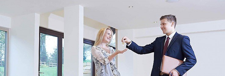 Foto Auch in der letzten Phase des Immobilienverkaufs ist für das Immobilienkontor Peter Sattler noch nicht Schluss mit der Arbeit. Unsere Makler gehen gern auf Ihre Fragen rund um die Vertragsabwicklung ein. Auf Ihren Wunsch übernehmen wir für Sie die Schlüsselübergabe oder begleiten Sie beim Übergabetermin und überwachen das Ausfüllen des Übergabeprotokolls.<br>