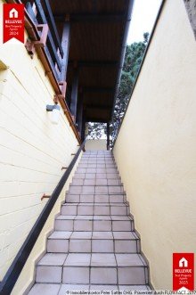 Treppe zur Dachterrasse Mit Hof und gro�em Grundst�ck
