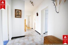 Mit Abstellraum und Garderobe Verkehrsg�nstig, gro�z�giger Grundriss, helle Zimmer!