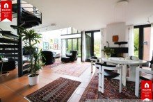 Eine Wendeltreppe von zweien Designer-Haus in bester Lage