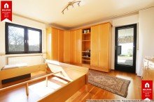 Mit Zugang zur Terrasse Viel Platz in gro�z�gigen Haus in Hanglage!